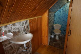 Гостиница Уют Лоо Cемейный номер с собственной ванной комнатой-9