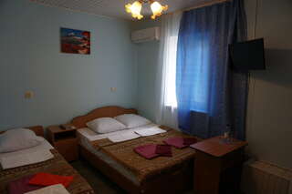 Гостиница Уют Лоо Трехместный номер «Комфорт» с душем-1