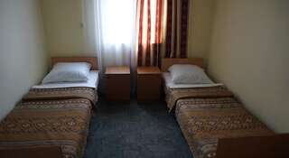 Гостиница Уют Лоо Двухместный номер с 2 отдельными кроватями и общей ванной комнатой-5