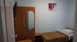 Гостиница Уют Лоо Двухместный номер с 2 отдельными кроватями и общей ванной комнатой-8