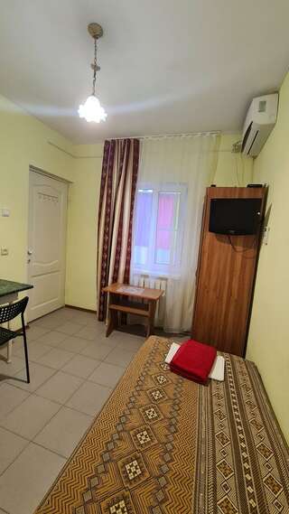 Гостиница Уют Лоо Одноместный номер с общим душем и туалетом-3