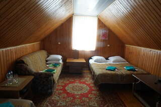 Гостиница Уют Лоо Cемейный номер с собственной ванной комнатой-1