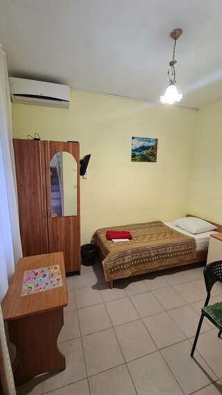 Гостиница Уют Лоо Одноместный номер с общим душем и туалетом-2