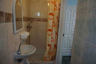 Гостиница Уют Лоо Трехместный номер «Комфорт» с душем-4